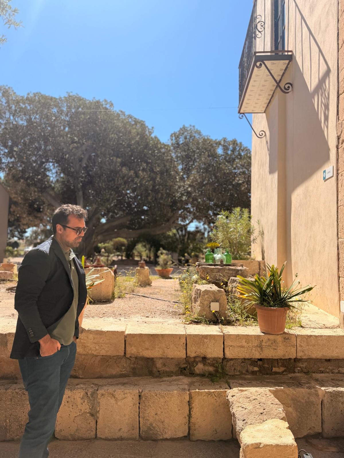 Javi, arquitecto de Santa, en el exterior de una vivienda mediterránea